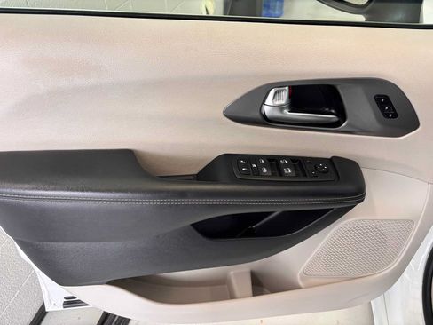 Used 2023 Chrysler Pacifica Touring-L FWD image 19