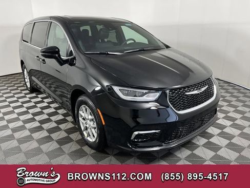 New 2026 Chrysler Pacifica Select image 1