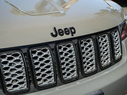 Used 2020 Jeep Grand Cherokee Altitude AWD/4WD image 9