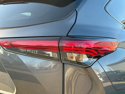 Used 2022 Toyota Highlander XLE image 35