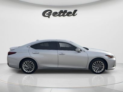 Used 2019 Lexus ES 300h Ultra Luxury w/ Accessory Package 2