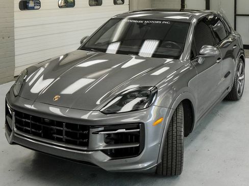 Used 2025 Porsche Cayenne GTS AWD/4WD image 9