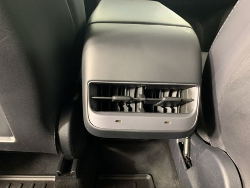 Used 2022 Tesla Model Y Long Range AWD/4WD image 29