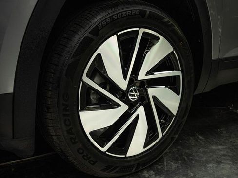 Used 2024 Volkswagen Atlas SE image 3