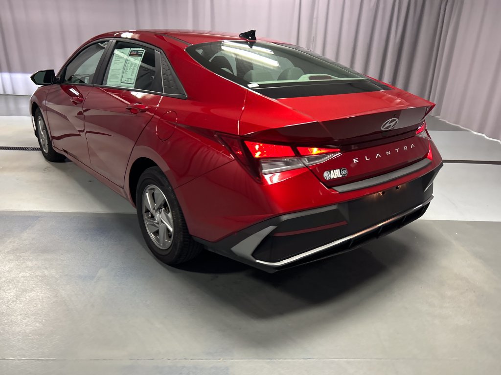 Used 2025 Hyundai Elantra SE FWD image 5