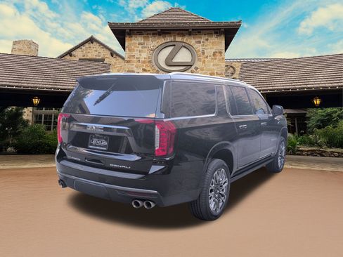 Used 2023 GMC Yukon XL Denali Ultimate AWD/4WD image 3