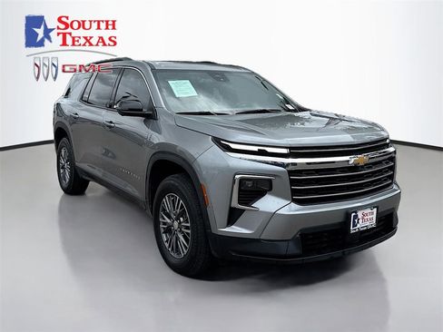 Used 2024 Chevrolet Traverse LT FWD image 1