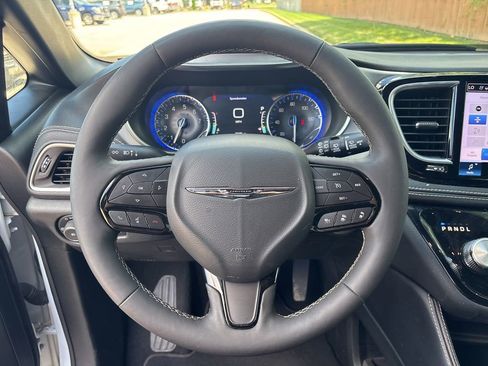 Used 2025 Chrysler Pacifica Limited FWD image 15