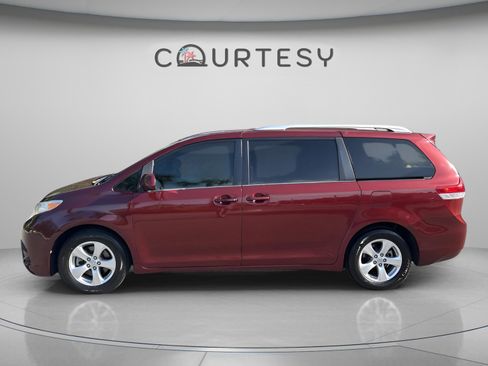 Used 2014 Toyota Sienna LE FWD image 4