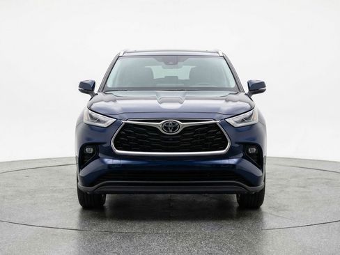 Used 2025 Toyota Highlander LE image 2