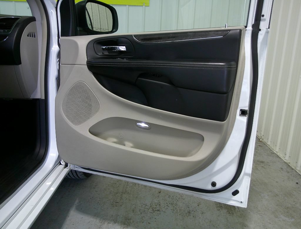 Used 2014 Chrysler Town & Country Touring FWD image 23