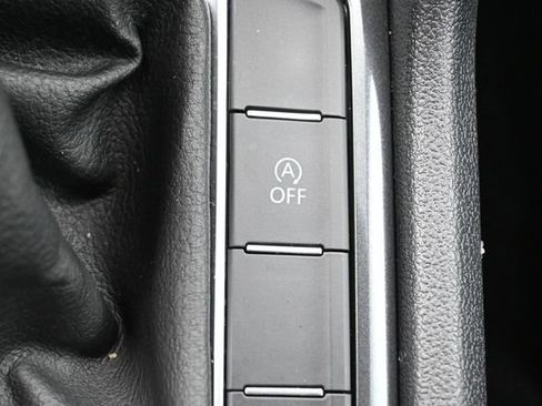 Used 2023 Volkswagen Tiguan SE w/ Panoramic Sunroof Package FWD image 24