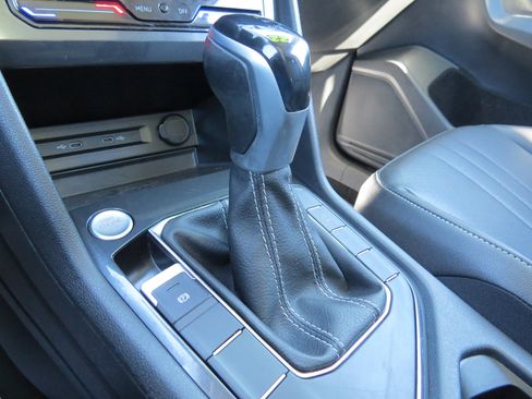 Used 2022 Volkswagen Tiguan SE w/ Panoramic Sunroof Package image 27