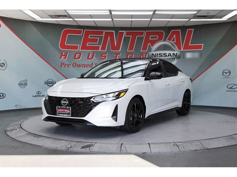 Used 2025 Nissan Sentra SR w/ Midnight Edition image 2