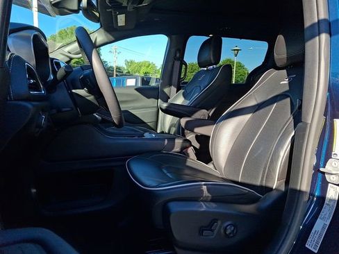 Used 2025 Chrysler Pacifica Limited FWD image 13