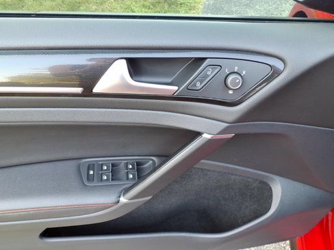 Used 2017 Volkswagen GTI SE FWD image 15
