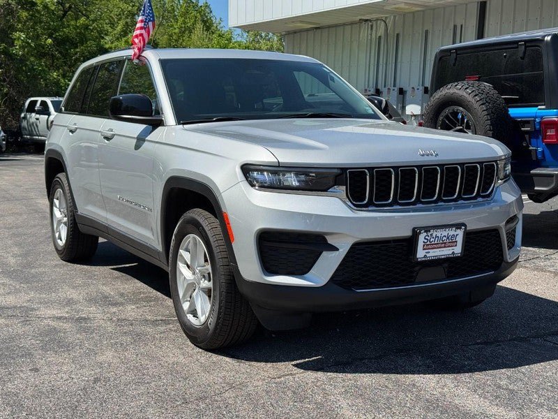 Used 2024 Jeep Grand Cherokee Laredo X AWD/4WD image 2