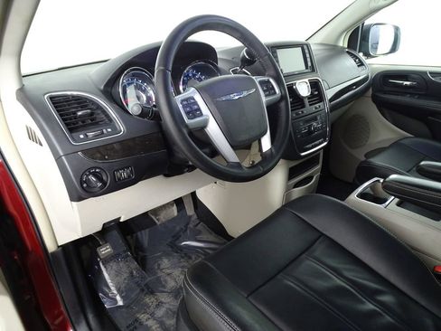 Used 2014 Chrysler Town & Country Touring image 22