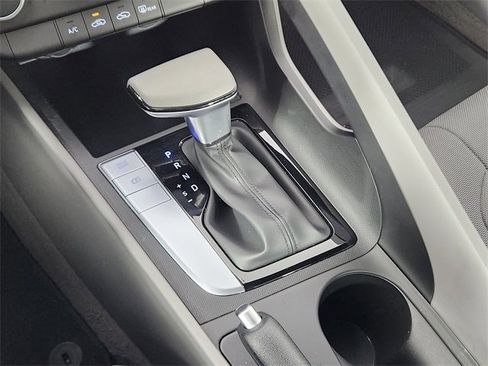 Certified 2025 Hyundai Elantra SE image 24