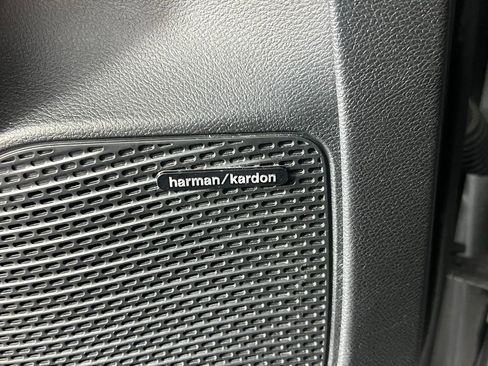 Used 2023 Chrysler Pacifica Pinnacle image 16