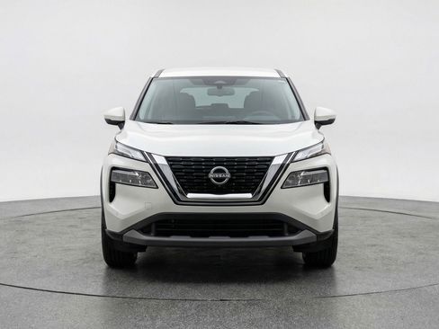 Used 2025 Nissan Rogue SV image 2