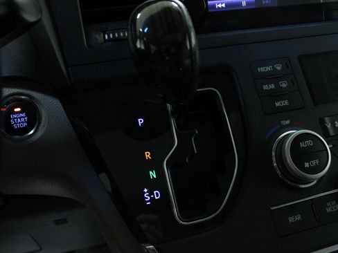 Used 2017 Toyota Sienna XLE image 25