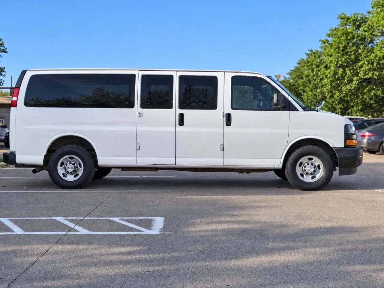 Used 2020 Chevrolet Express 2500 Extended RWD image 2