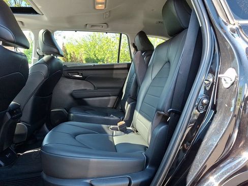 Used 2022 Toyota Highlander XLE AWD/4WD image 14