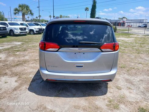 Used 2019 Chrysler Pacifica Touring-L FWD image 4