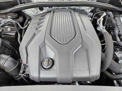 Certified 2025 Porsche Macan image 30