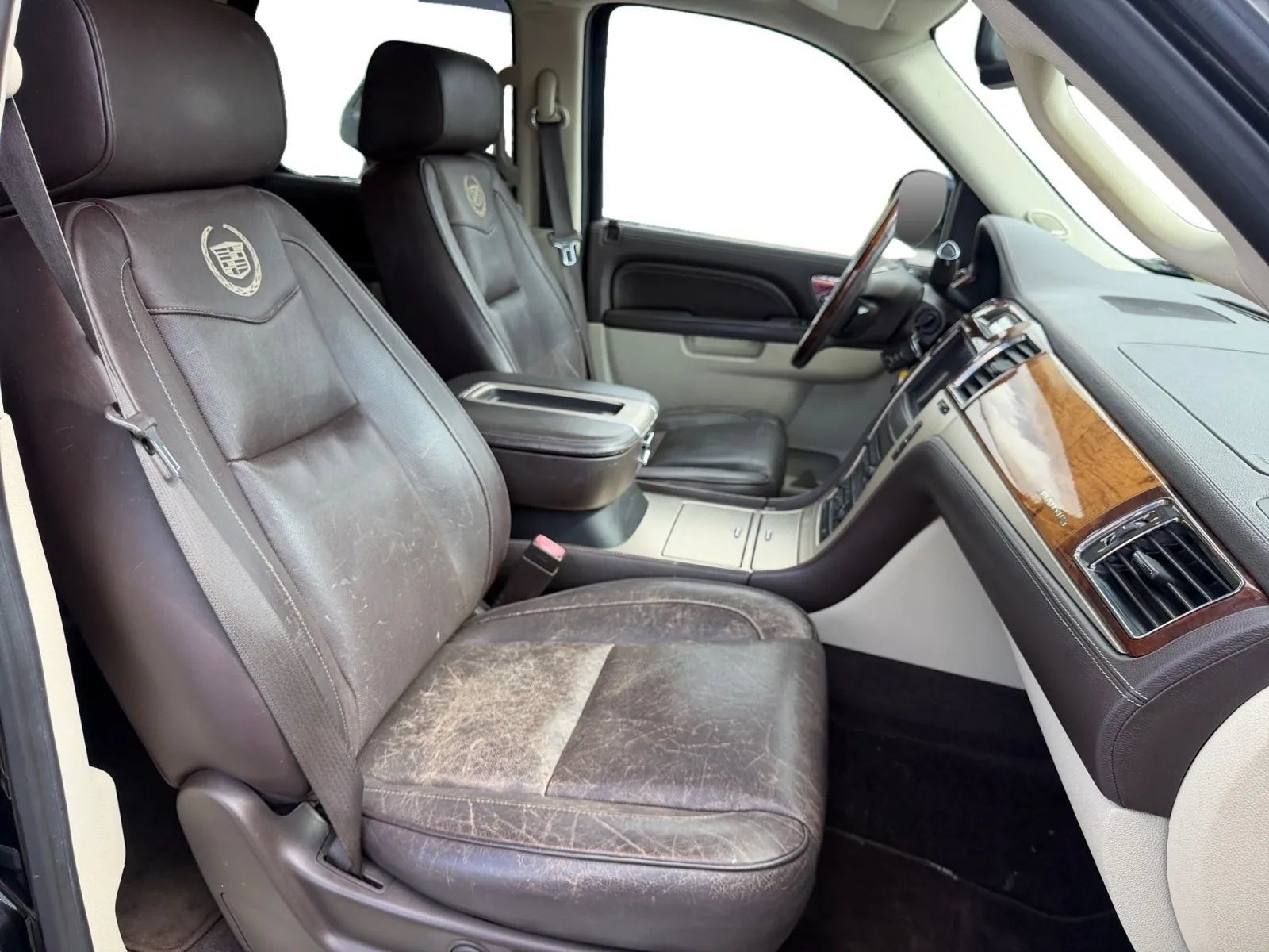 Used 2011 Cadillac Escalade Platinum AWD/4WD image 17