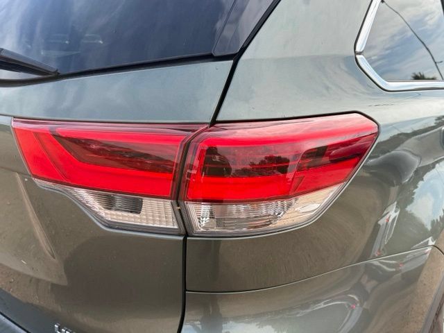 Used 2019 Toyota Highlander Limited Platinum AWD/4WD image 12