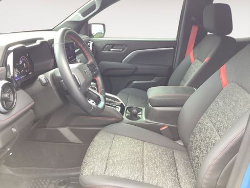 Used 2024 Chevrolet Colorado Z71 w/ Z71 Convenience Package 2 image 9