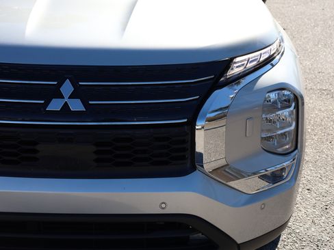 Used 2023 Mitsubishi Outlander SE image 18