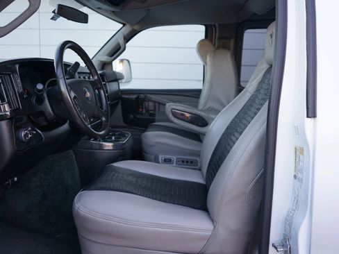 Used 2016 Chevrolet Express 2500 Extended image 17