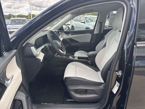 Used 2025 Volkswagen Tiguan SE AWD/4WD image 19