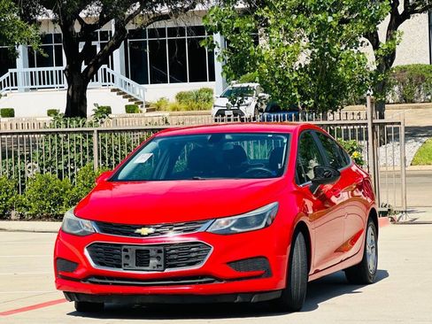 Used 2017 Chevrolet Cruze LT w/ Convenience Package FWD image 3