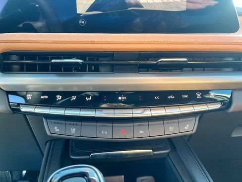 Used 2025 Cadillac XT4 Premium Luxury w/ LPO, ONYX Package AWD/4WD image 15
