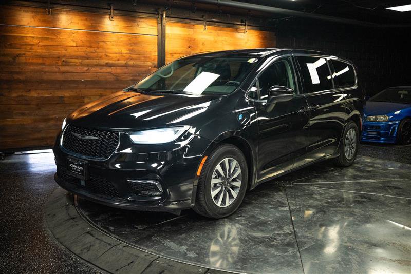 Used 2023 Chrysler Pacifica Touring-L FWD image 2