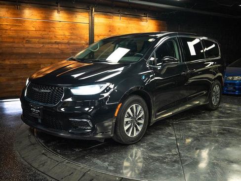 Used 2023 Chrysler Pacifica Touring-L FWD image 2