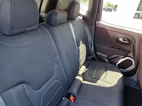 Used 2018 Jeep Renegade Latitude FWD image 10
