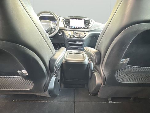 Used 2023 Chrysler Pacifica Touring-L w/ S Appearance Package AWD/4WD image 32