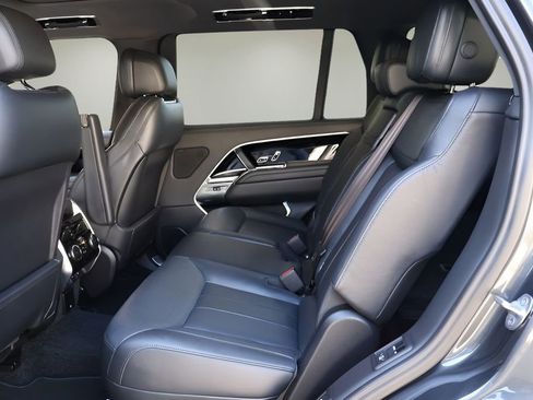 Used 2023 Land Rover Range Rover Long Wheelbase SE image 12