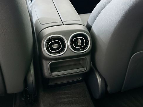 Used 2025 Mercedes-Benz GLC 300 4MATIC image 28