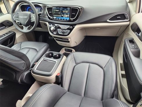 Used 2024 Chrysler Pacifica Touring-L image 22