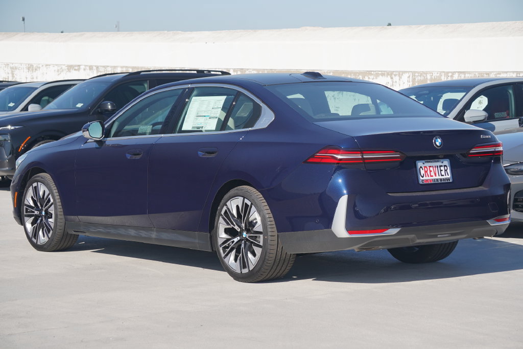 Used 2026 BMW 530i w/ Premium Package RWD image 7