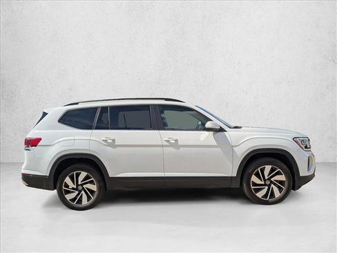Used 2025 Volkswagen Atlas SE image 2