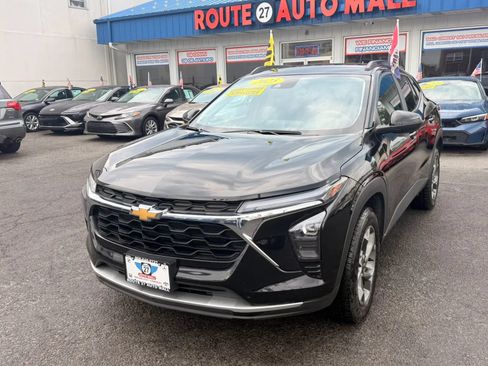 Used 2025 Chevrolet Trax LT FWD image 4