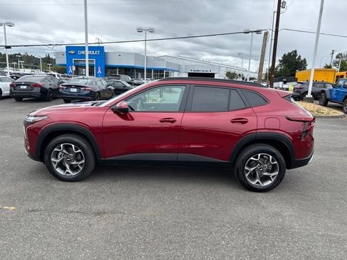 Used 2025 Chevrolet Trax LT w/ Sunroof Package FWD image 2