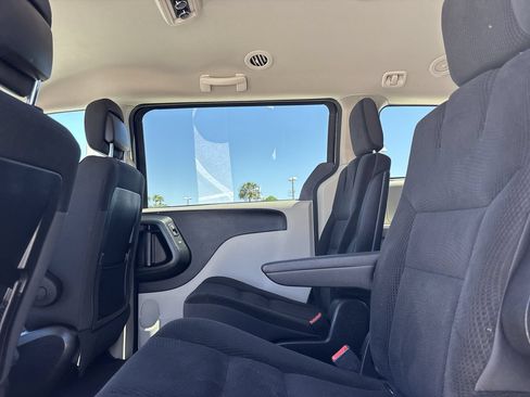 Used 2019 Dodge Grand Caravan SE w/ UConnect Hands-Free Group FWD image 15